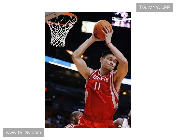 姚明惊喜现身足球场引发全场热议展现跨界体育魅力独特风姿风采