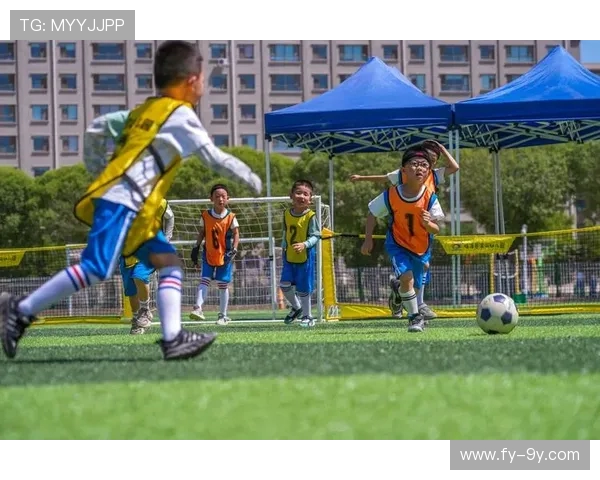 当足球少年的梦想闪光他提着鞋奔向绿茵场追逐未来